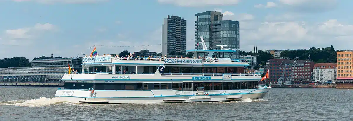 hafenrundfahrt_mit_hund Hund an Bord bei einer Hafenrundfahrt im Hamburger Hafen
